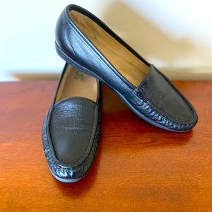SAS Women’s Navy Loafer, Size 10 S